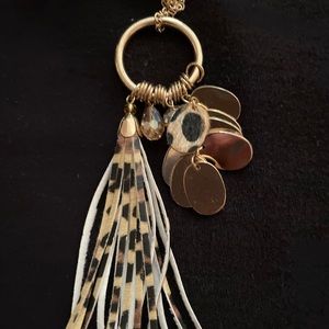 Gold tone necklace with leopard accents 18 inch